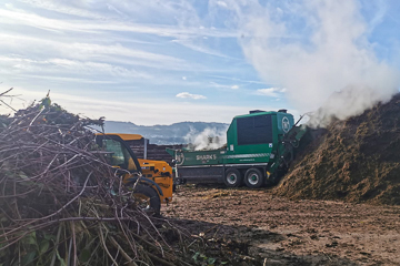 Regelmässig wird auf dem Kompostplatz Etter geschreddert