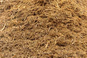 Feine Holzteile werden zum Beispiel zu Einstreu für Pferdeboxen