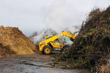 Regelmässig wird auf dem Kompostplatz Etter geschreddert