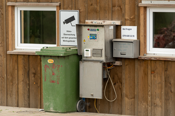 Automat mit Gewichtsanzeige, daneben der Kassen-Briefkasten für Bargeld