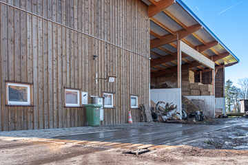 Eingang zum Kompostplatz mit Waage und Automat