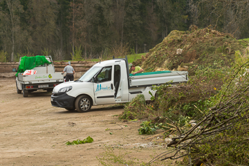 Fahrzeuge von Gärtnereien auf dem Kompostplatz